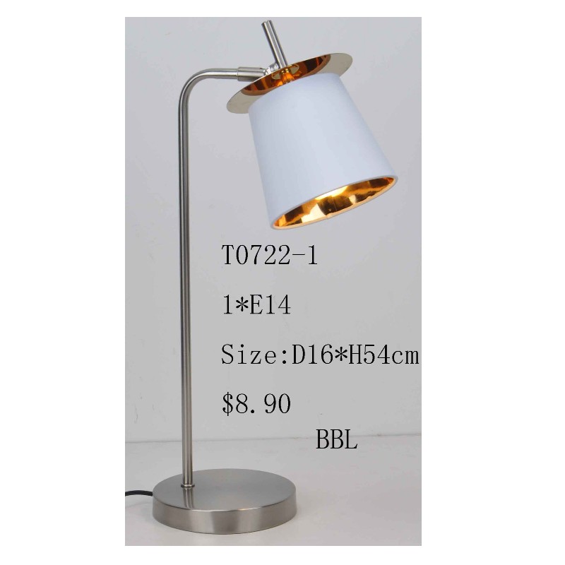 Đèn bàn với bóng vải và tấm trang trí