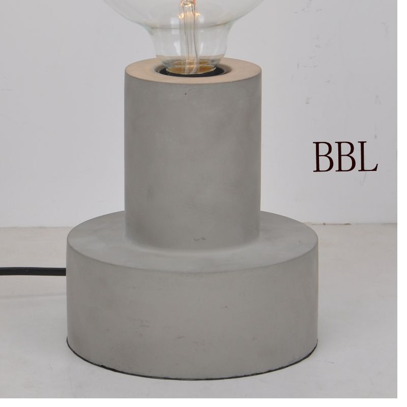 Đèn bàn với đế bê tông 2 tầng