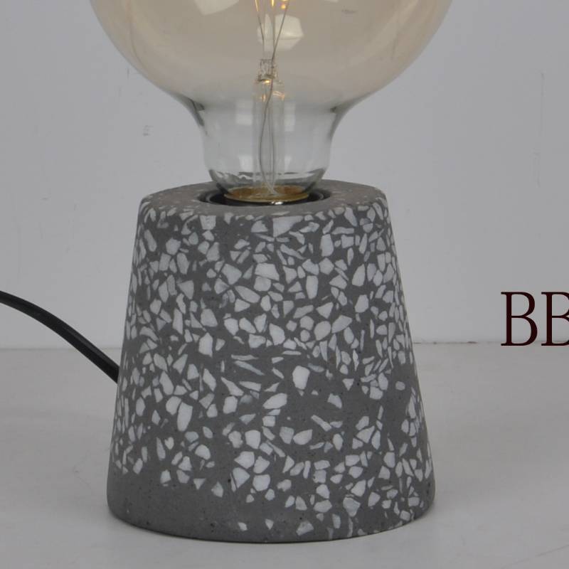 Đèn bàn với nền bê tông khảm tự nhiên